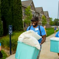 Alumni volunteer at Move-In